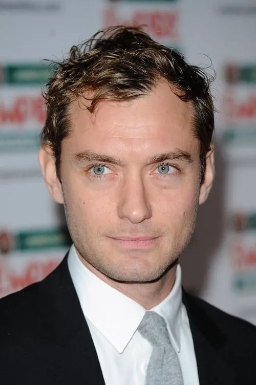 Jude Law interpretando a Alan Krumwiede