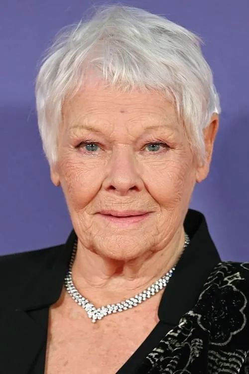 Judi Dench interpretando a Narrator