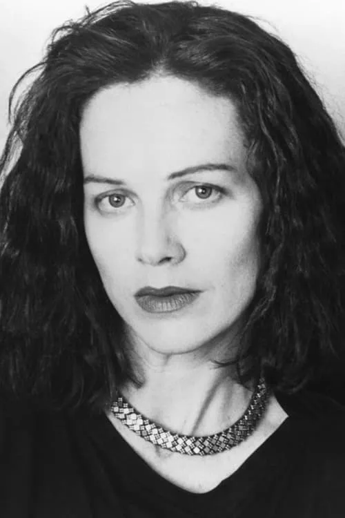 Judy Davis interpretando a Joan Cameron