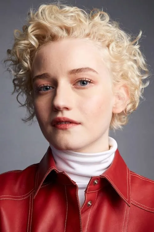 Julia Garner interpretando a Sarah