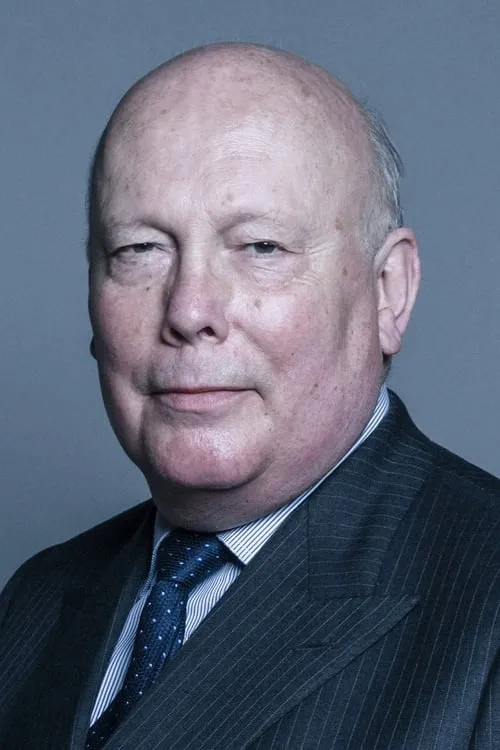 Julian Fellowes interpretando a Bishop