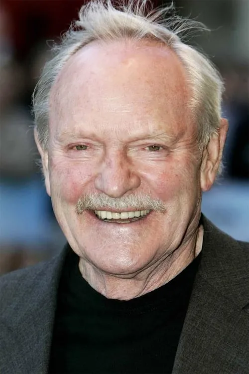 Julian Glover interpretando a Jim Petrak Senior