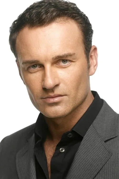 Julian McMahon interpretando a Michael Walsh