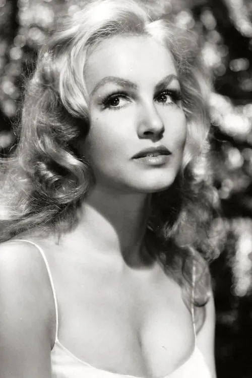 Julie Newmar interpretando a Miss McKenzie