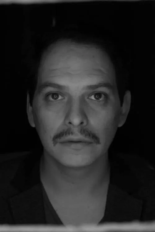 Julio César Álvarez interpretando a Uncle