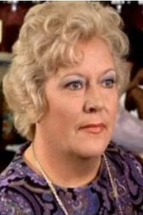 June Ellis interpretando a Mrs. Wood