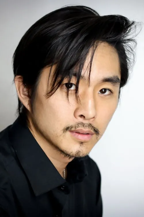 Justin Chon interpretando a Ash