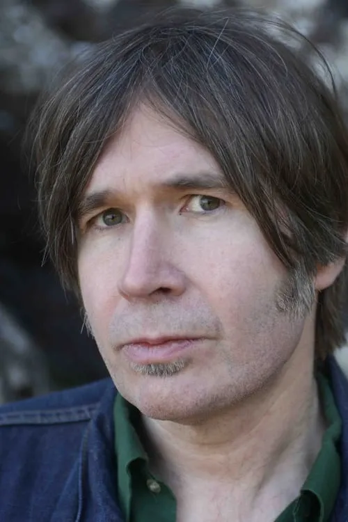 Justin Currie interpretando a Himself