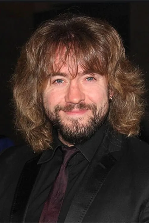 Justin Lee Collins interpretando a Self - Presenter