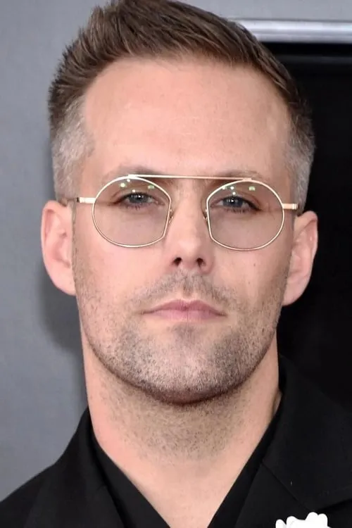 Justin Tranter interpretando a 