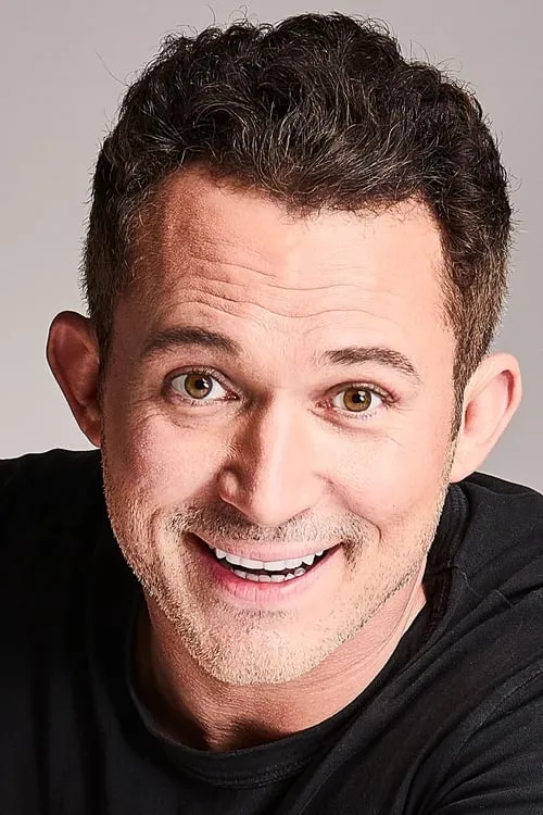 Justin Willman interpretando a Hunter