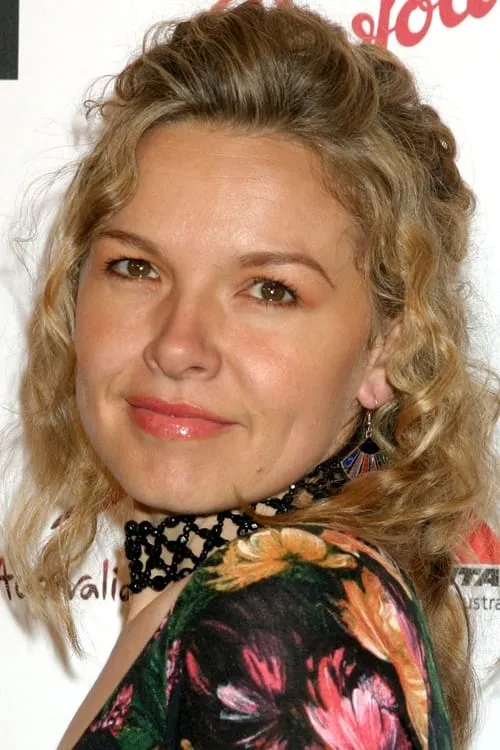 Justine Clarke interpretando a Rosa