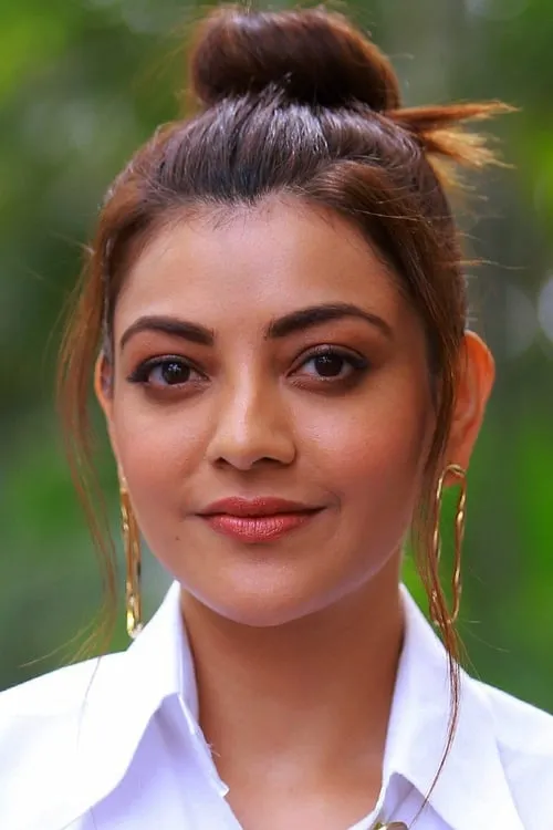 Kajal Agarwal interpretando a Malarvizhi