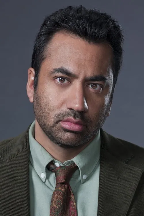 Kal Penn interpretando a Guy Reading Newspaper