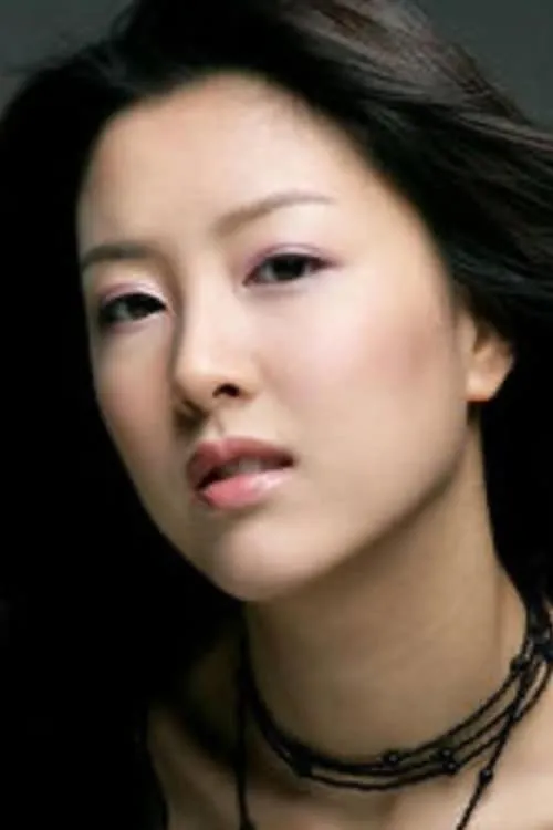 Kang Jung-hwa interpretando a Kimi (as Judy Jung-hwa Kang)