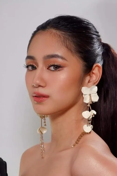 Kaori Oinuma interpretando a Michiko Sil Tarranza