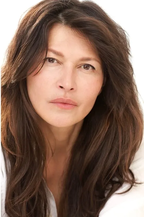 Karina Lombard interpretando a Alice Hamilton