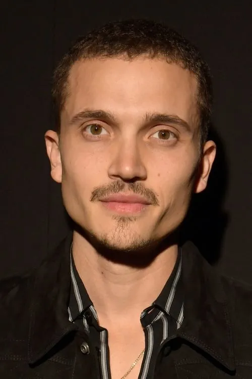 Karl Glusman interpretando a Karl