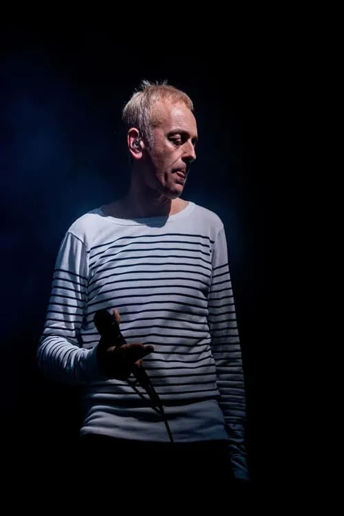 Karl Hyde interpretando a 