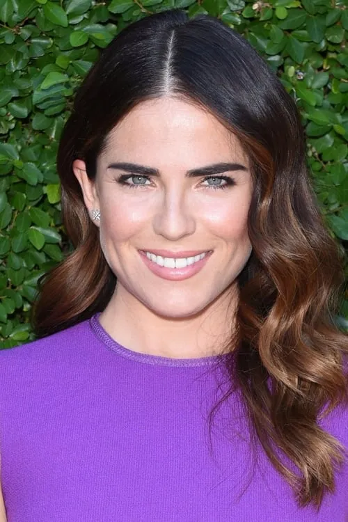 Karla Souza interpretando a Mariel