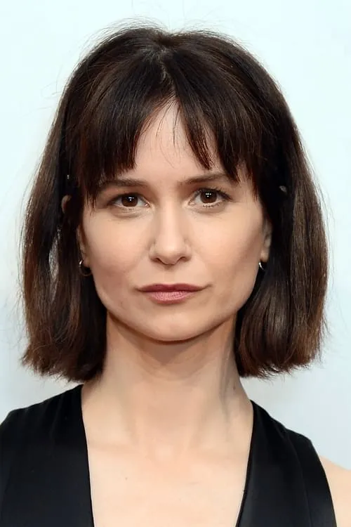 Katherine Waterston interpretando a Girl at Pound