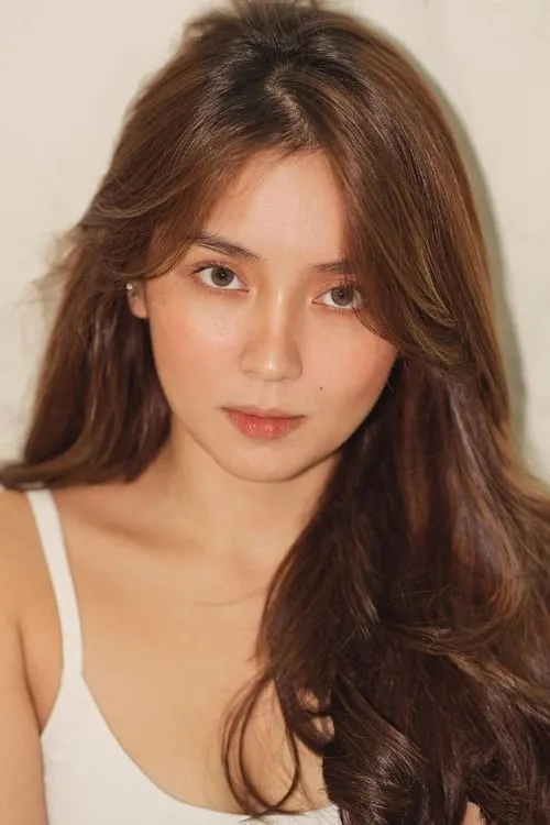 Kathryn Bernardo interpretando a Philomena Angeles / Mercedes Novela