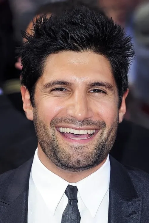 Kayvan Novak interpretando a 