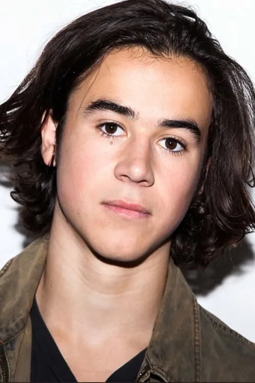 Keean Johnson interpretando a Mark