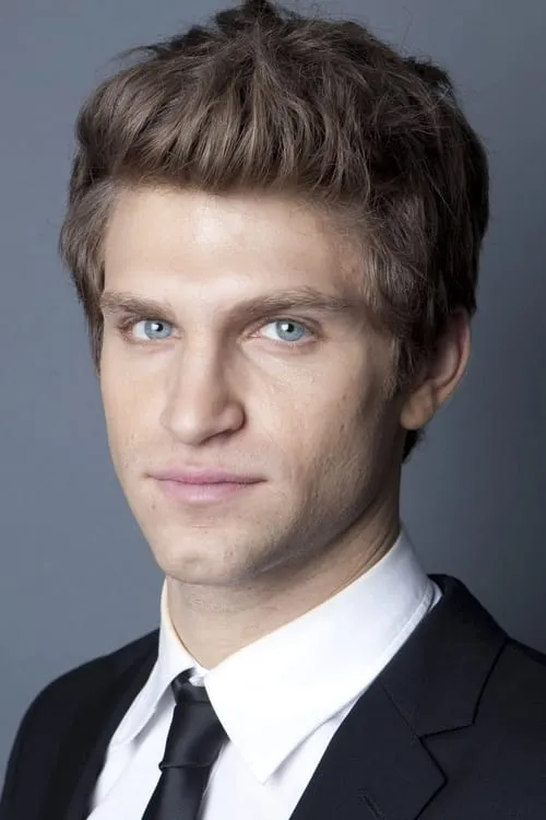 Keegan Allen interpretando a Skull