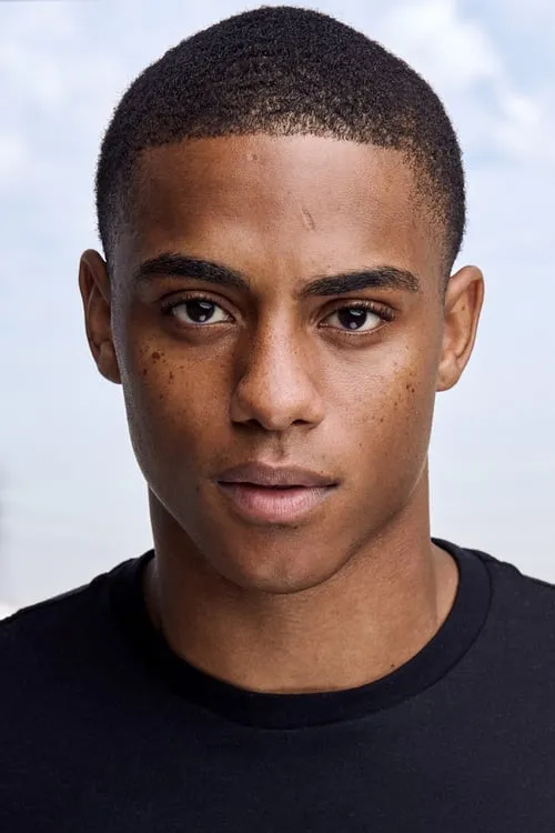 Keith Powers interpretando a Cameron Drake