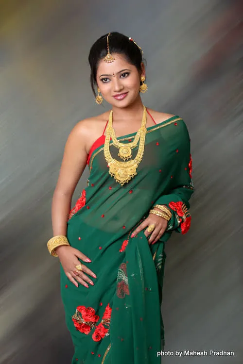 Keki Adhikari interpretando a Aishwarya