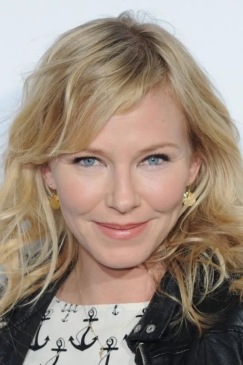 Kelli Giddish interpretando a Clara