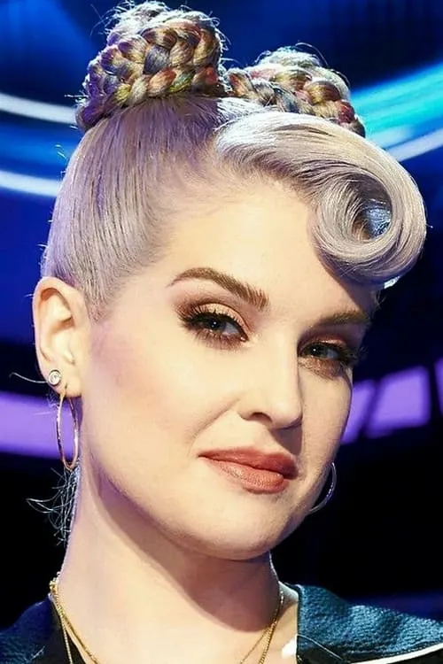 Kelly Osbourne interpretando a Self