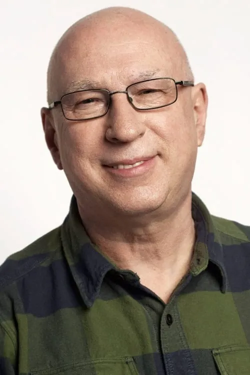 Ken Bruce interpretando a Self