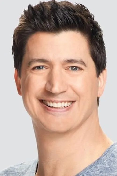 Ken Marino interpretando a Mark Lucas