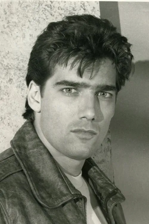 Ken Wahl interpretando a Rick Benton