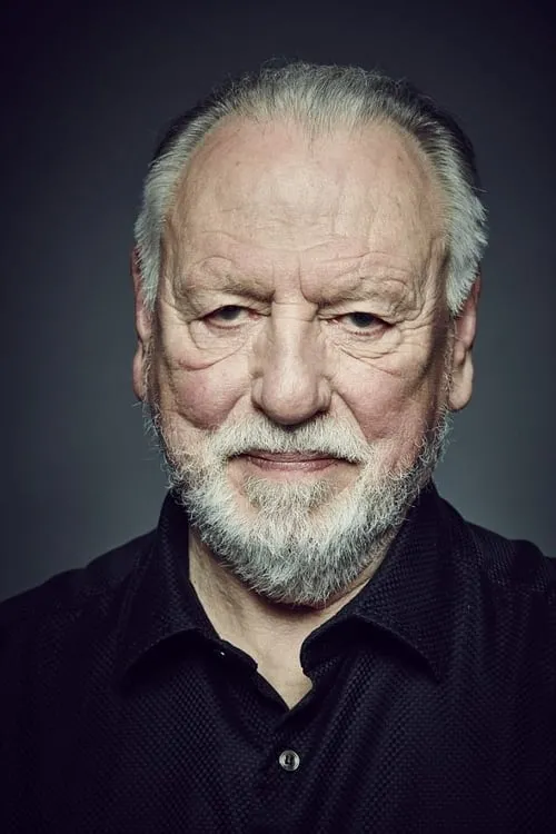 Kenneth Cranham interpretando a Gordon