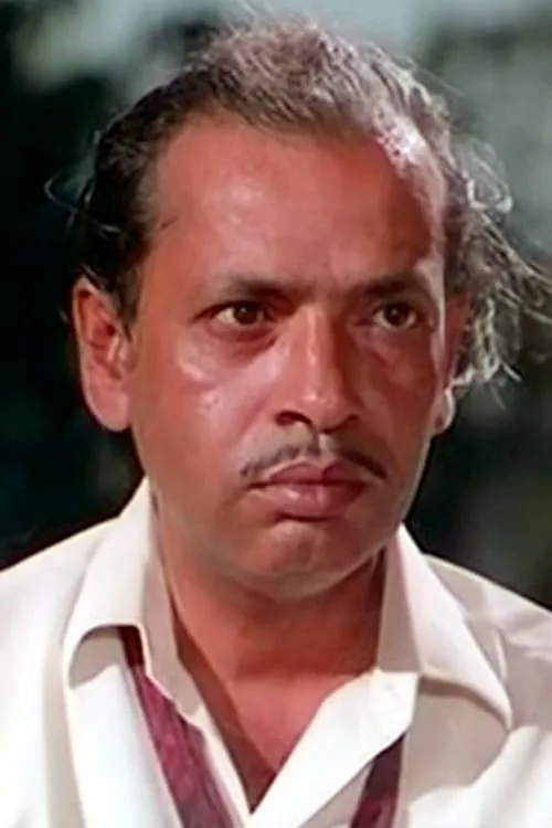 Keshto Mukherjee interpretando a Keshto