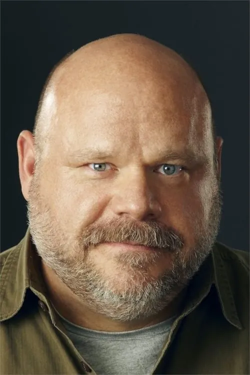 Kevin Chamberlin interpretando a Charlie Baker