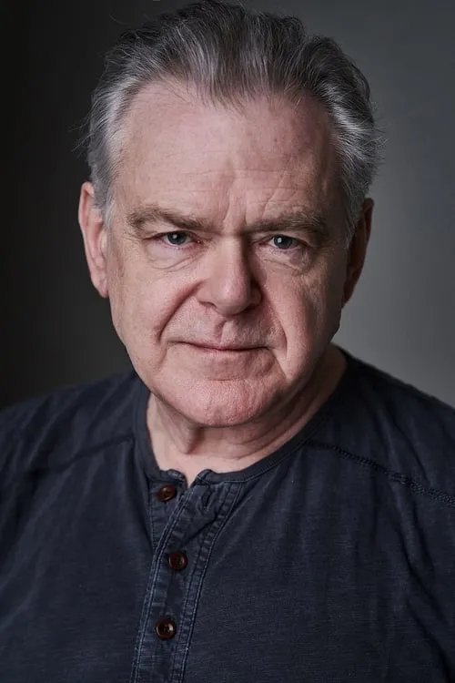 Kevin McNally interpretando a Hugo Lang