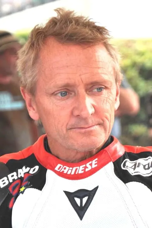 Kevin Schwantz interpretando a Himself