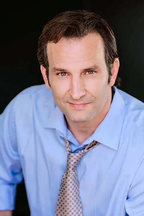 Kevin Sizemore interpretando a Tom