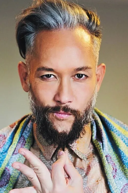 Kevin Stea interpretando a Performer