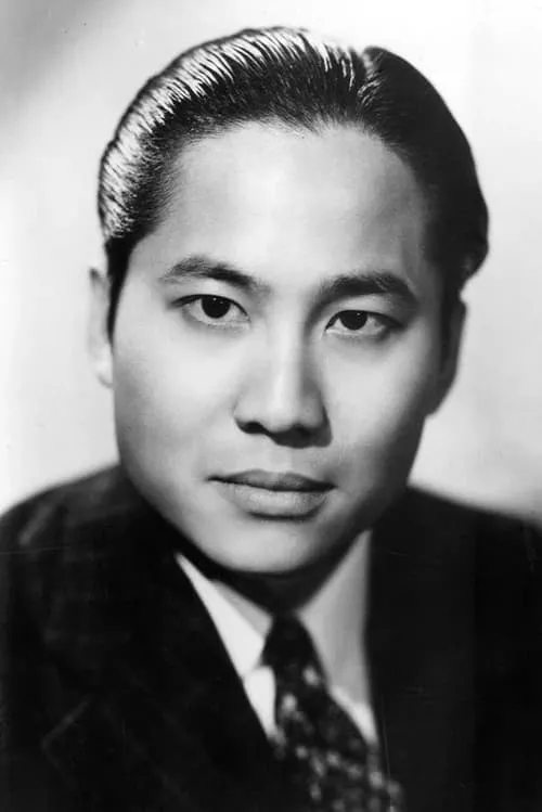 Keye Luke interpretando a Dr. Lee