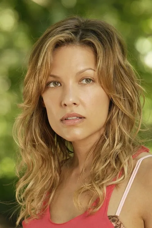 Kiele Sanchez interpretando a Lily