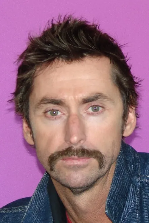 Kirk Fox interpretando a Charlie