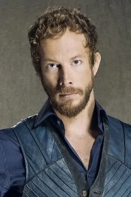 Kristen Holden-Ried interpretando a R.J.