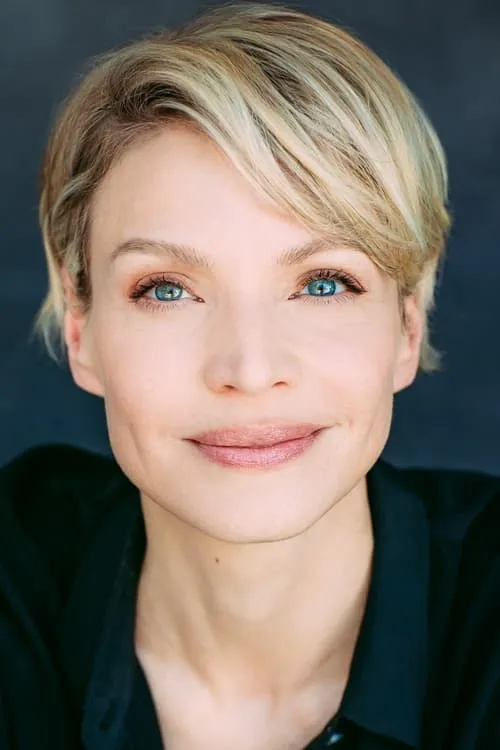 Kristin Lehman interpretando a Caroline Garrison