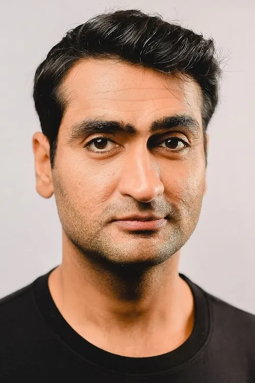 Kumail Nanjiani interpretando a George the Counter Guy