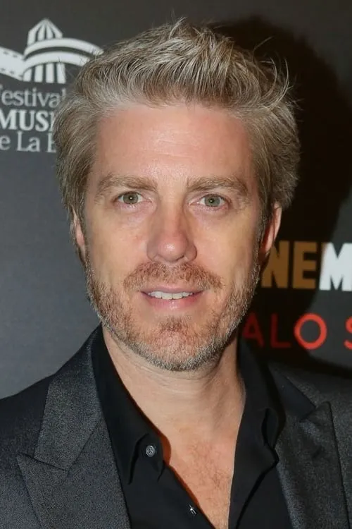 Kyle Eastwood interpretando a James